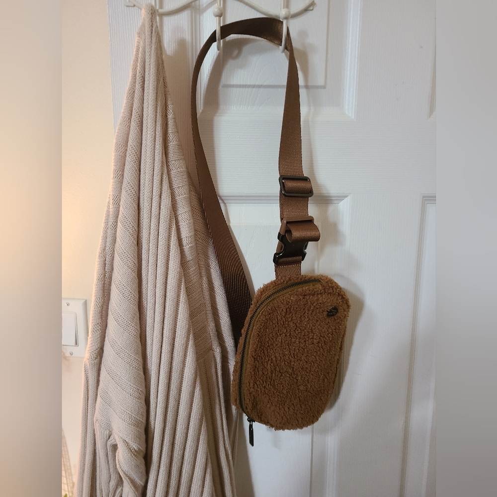 Lululemon Everywhere Belt Bag